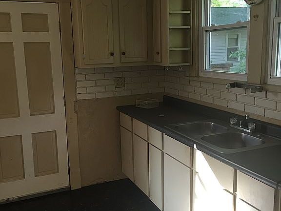 4th image of 305 Meadville St