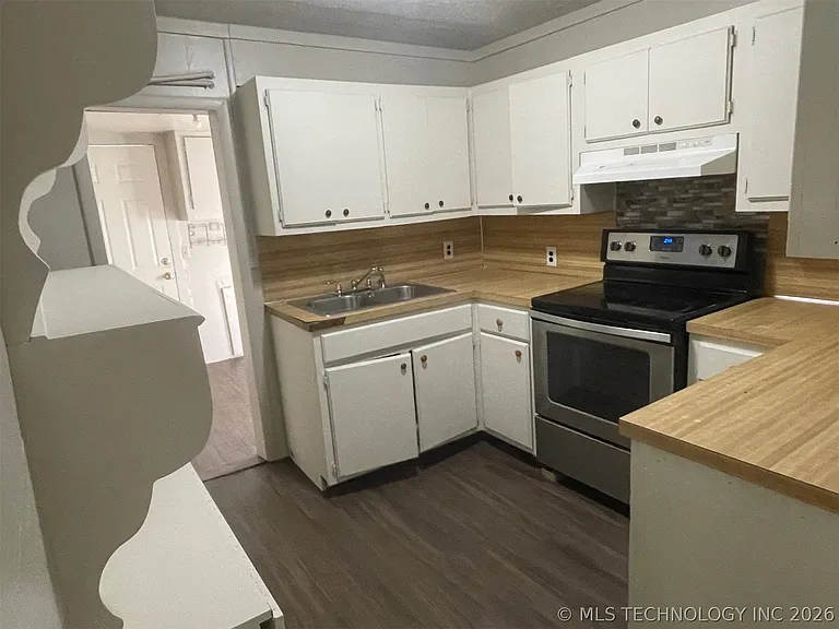 409 W Commercial St — Photo 16