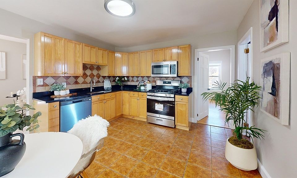 1st image of 17 Jones St #2