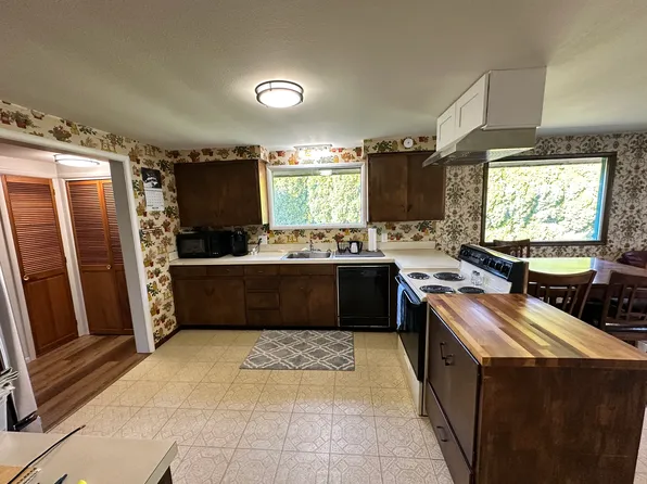 8683 Benson Rd, Lynden, WA 98264