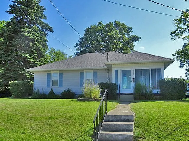 696 N Main St photo 1