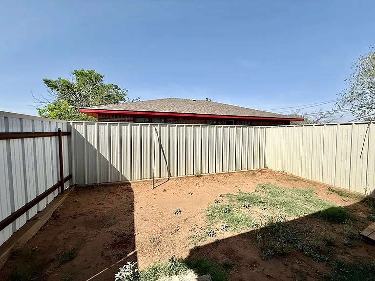 2400 College Ave — Photo 10