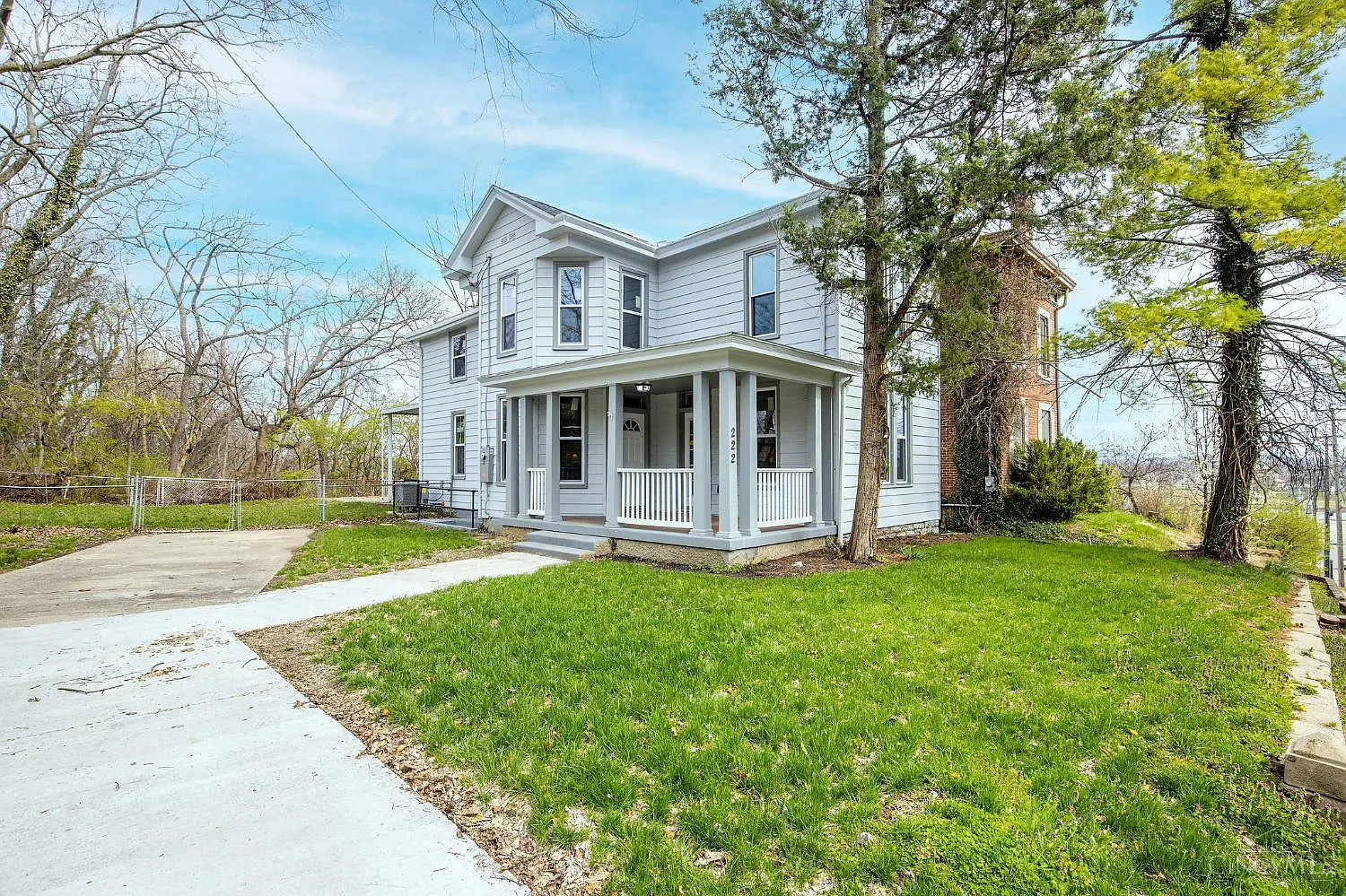 222 Millikin St photo 1