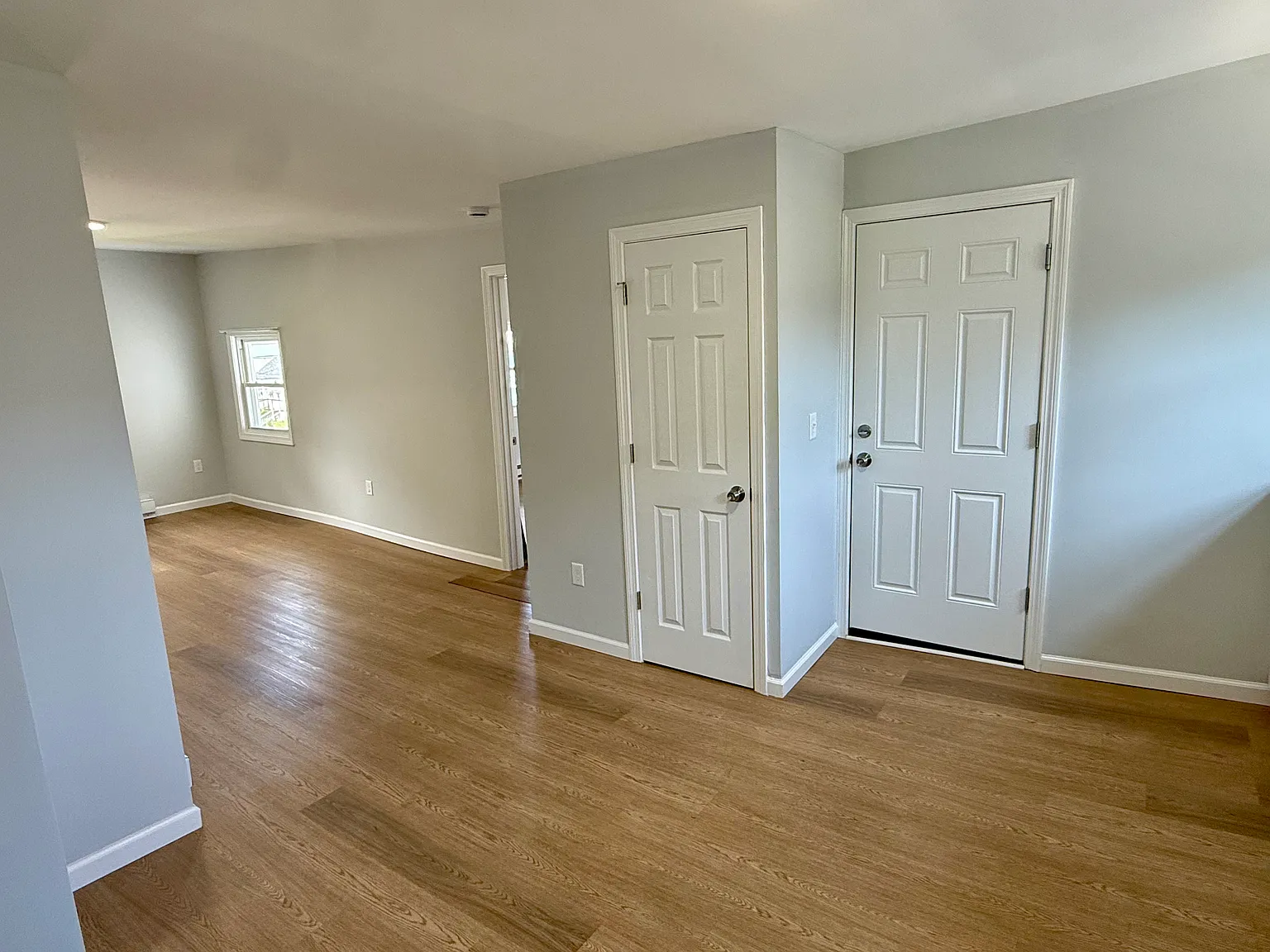3 bed, 900 sqft, $2,300 — Photo 4
