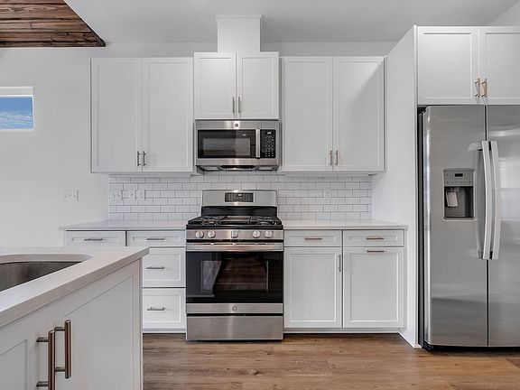3rd image of 3707 Meadow Vista Ln