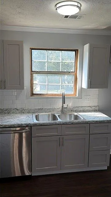3 bed, 2.0 bath, 1024 sqft, $1,600 — Photo 4