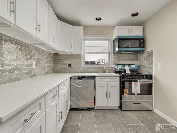 4th image of 254 E George Pl