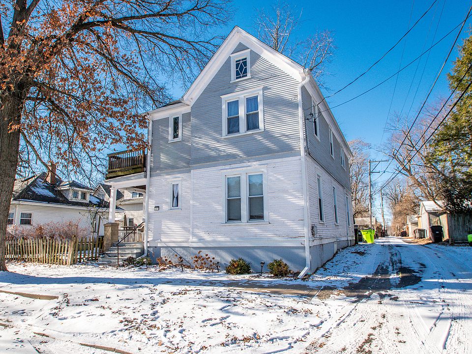 Duplex
Bottom floor 2 bd, 1 bath
Upper floor 3 bd, 1 bath
2 kitchens
Shared laundry