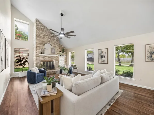 813 Lakeview Dr, Sugar Land, TX 77498