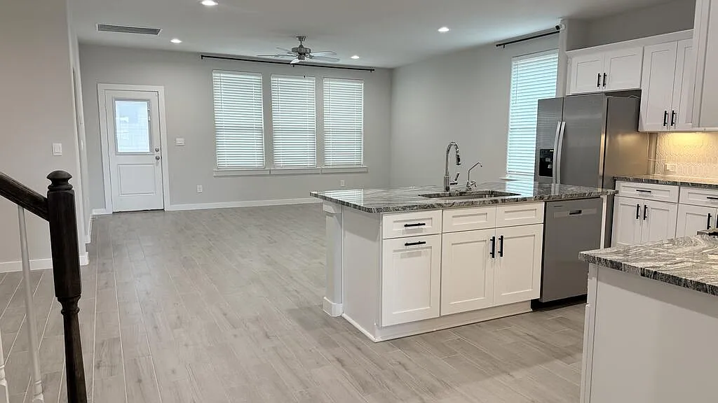 4 bed, 3.0 bath, 2600 sqft, $3,650 — Photo 4