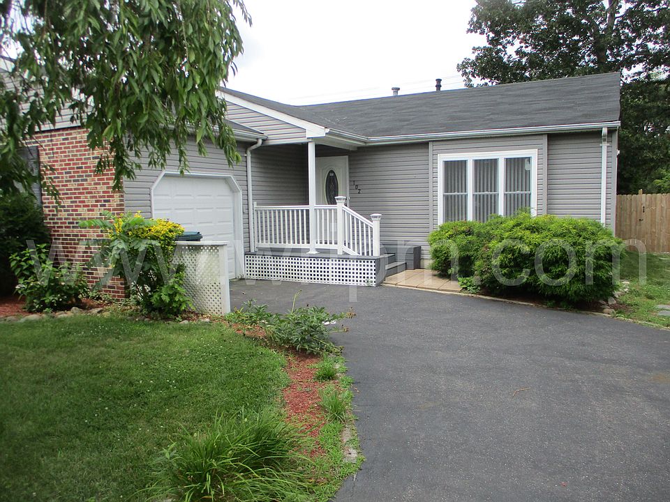 1st image of 102 W Holly Ln