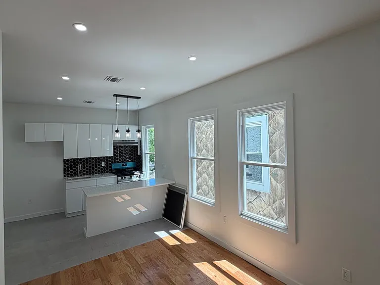 181 Woodside Ave #2F — Photo 11