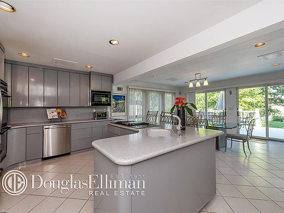 5th image of 2507 Bellmore Ave