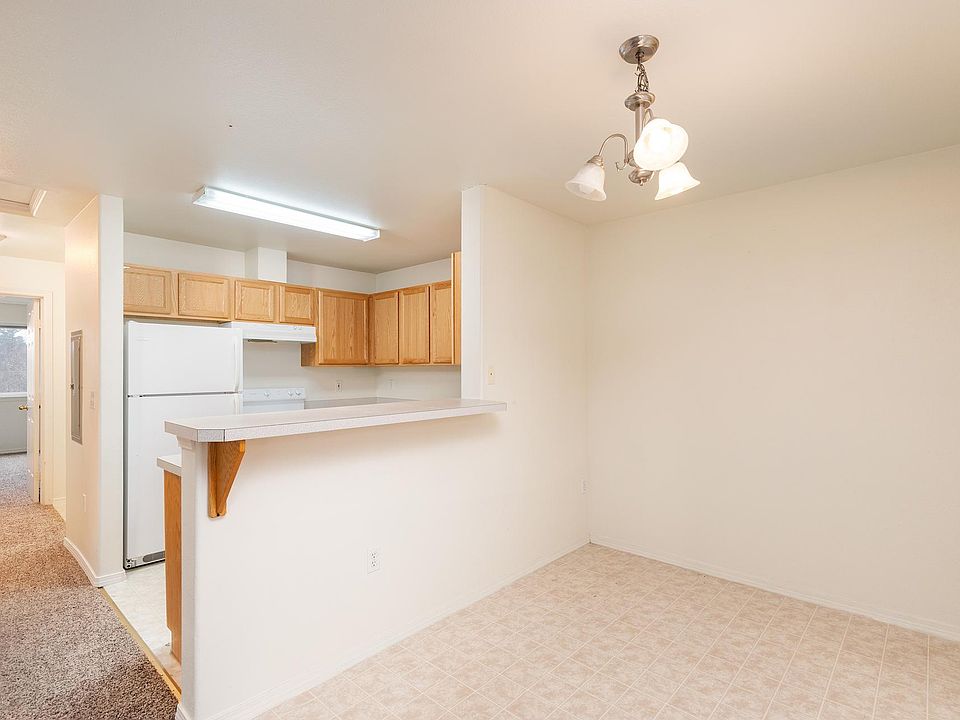 1 Bedroom (floor plan#1) dining area into hallway
