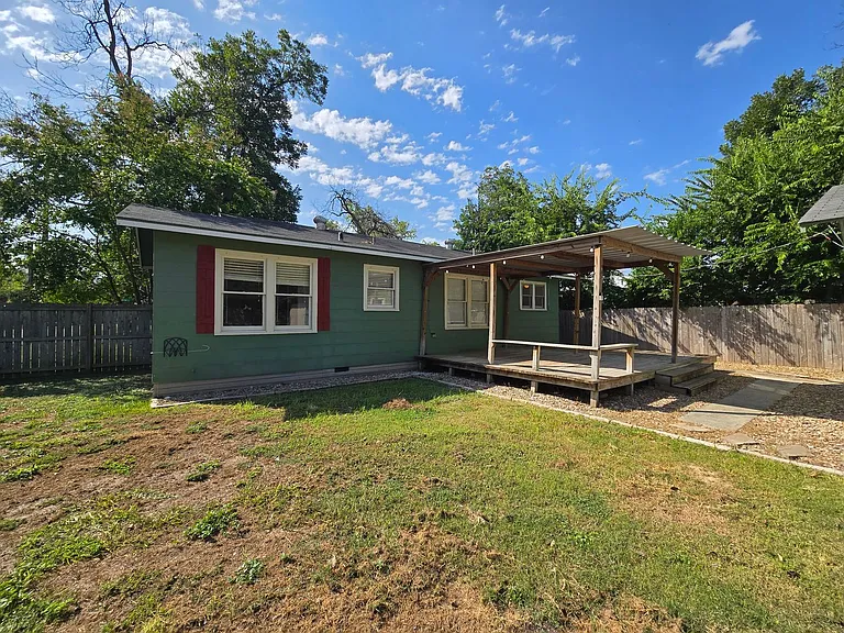 893 Pine St — Photo 21