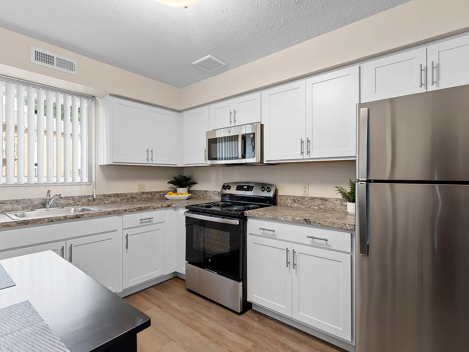 Foxmoor Apartments — Photo 1