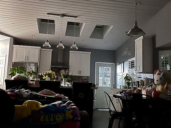 3rd image of 810 N Beachwood Dr