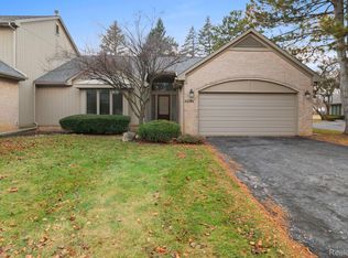 33786 Vista Dr, Farmington, MI