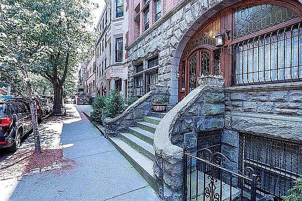 1st image of 846 Carroll St APT 1
