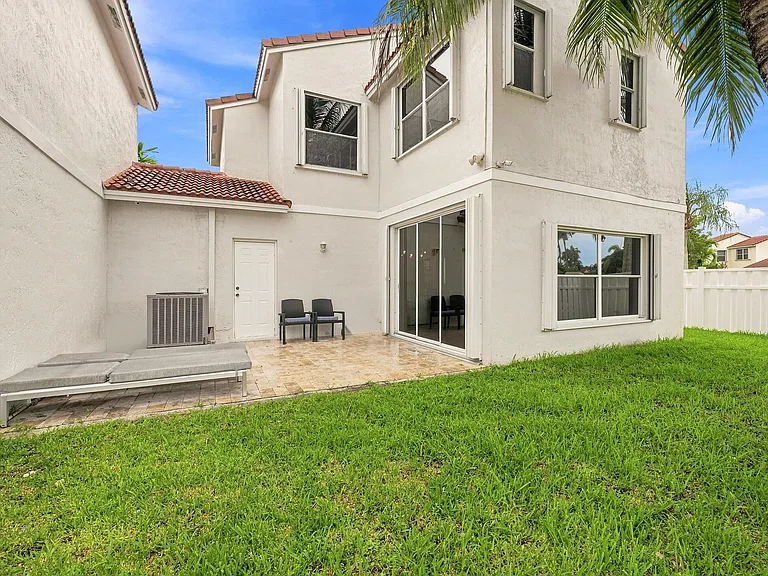 1115 SW 180th Ter — Photo 13