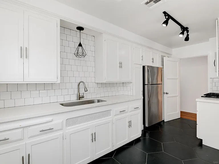 4774 College Ave — Photo 11