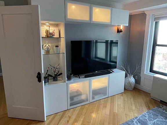 3rd image of 15 E Kirby St APT 1222