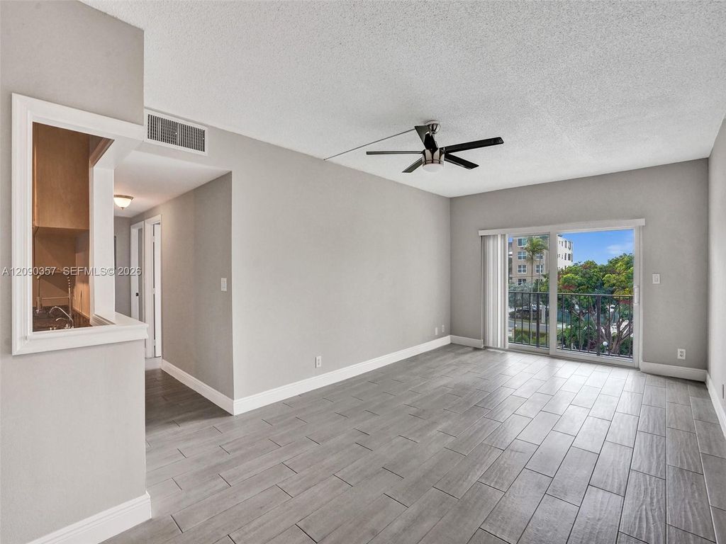 400 N Riverside Dr, photo 9