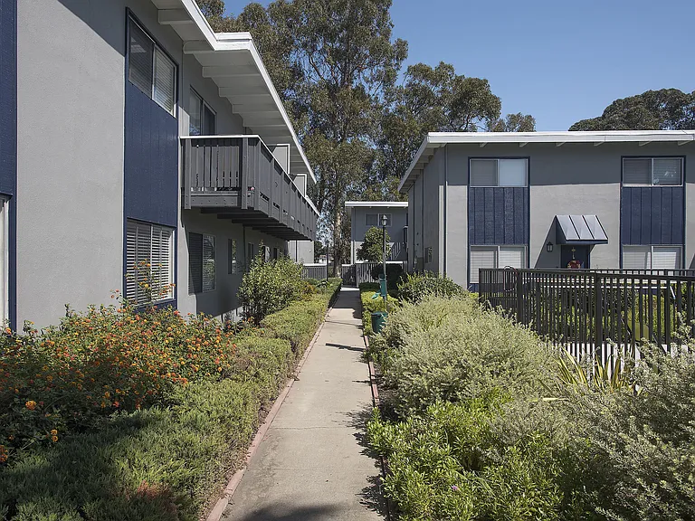 Monterey Townhouse — Photo 41
