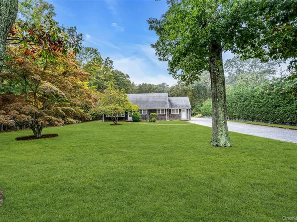 21 Squiretown Road, Hampton Bays, NY 11946
