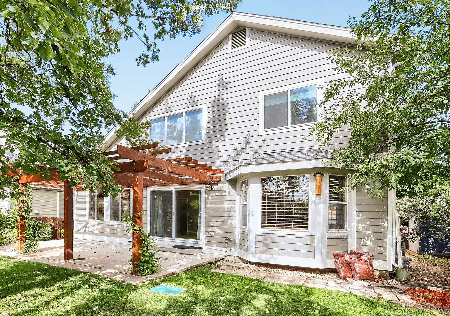 Beautiful 5-Bedroom Home with Updated Kitchen & Community Pool — Photo 2