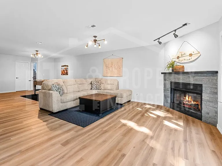 185 Eagle Pointe Dr — Photo 3