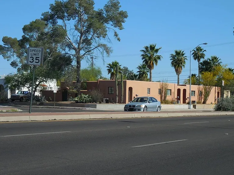 1040 N Campbell Ave — Photo 2