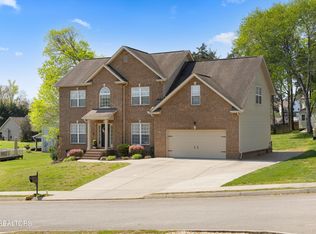 225 Caulderwood Ln, Lenoir City, TN 37771