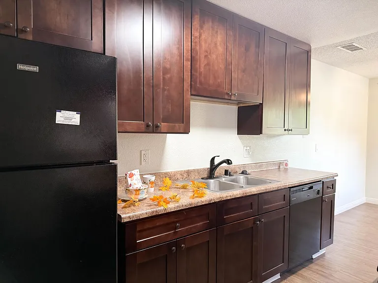 Peppertree Apartments — Photo 10