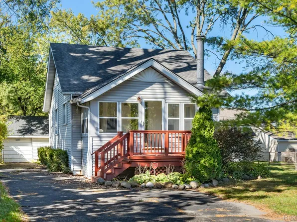 3131 Helena Dr, Troy, MI 48083