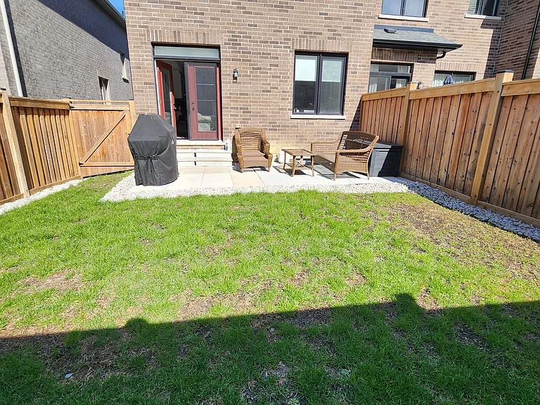 1477 Blackmore St — Photo 22