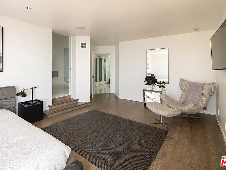 2231 Sunset Plaza Dr — Photo 28