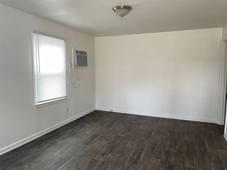 1510 Sloan St — Photo 3