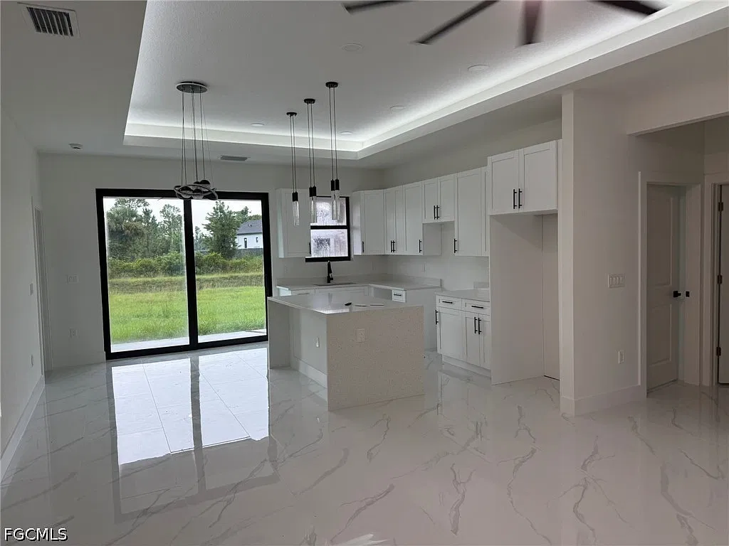 3 bed, 2.0 bath, 1357 sqft, $1,900 — Photo 4