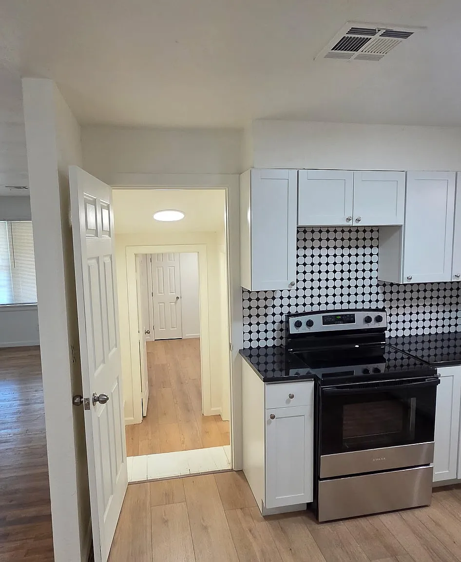 3 bed, 1110 sqft, $1,100 — Photo 2