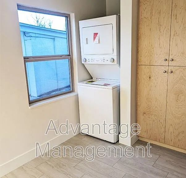 467 E Elm St — Photo 5