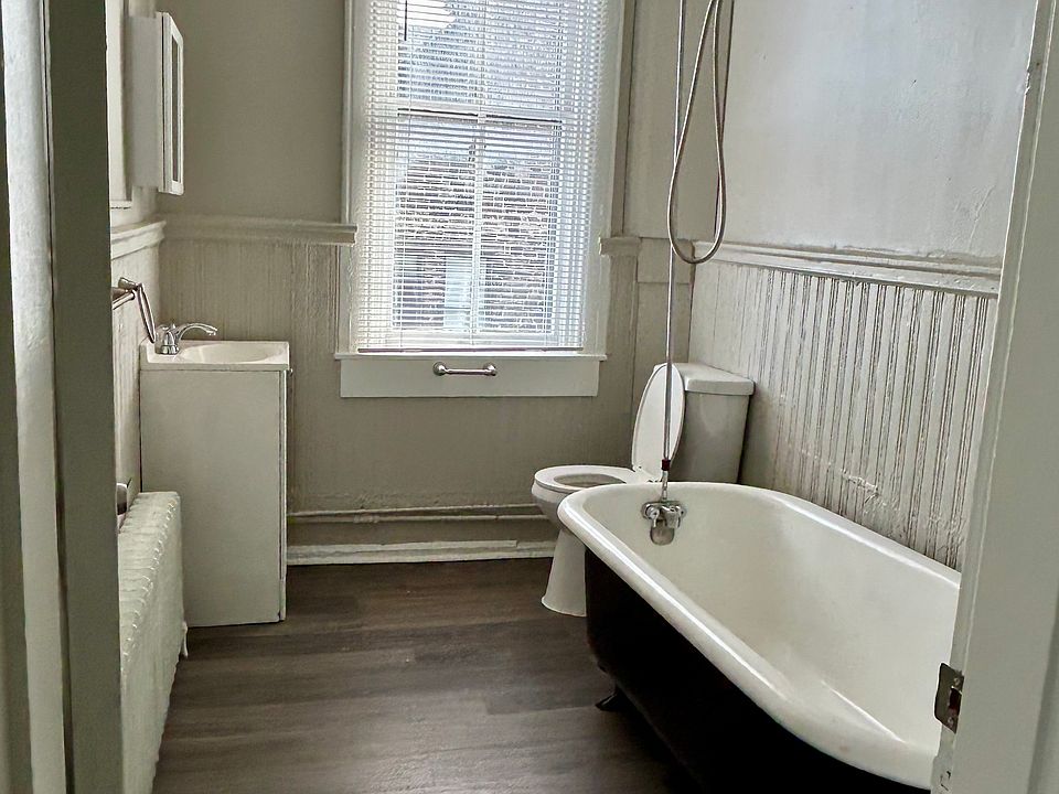Beautiful bathroom out of a magazine. Clawfoot tub, textured wall, modern fittings.