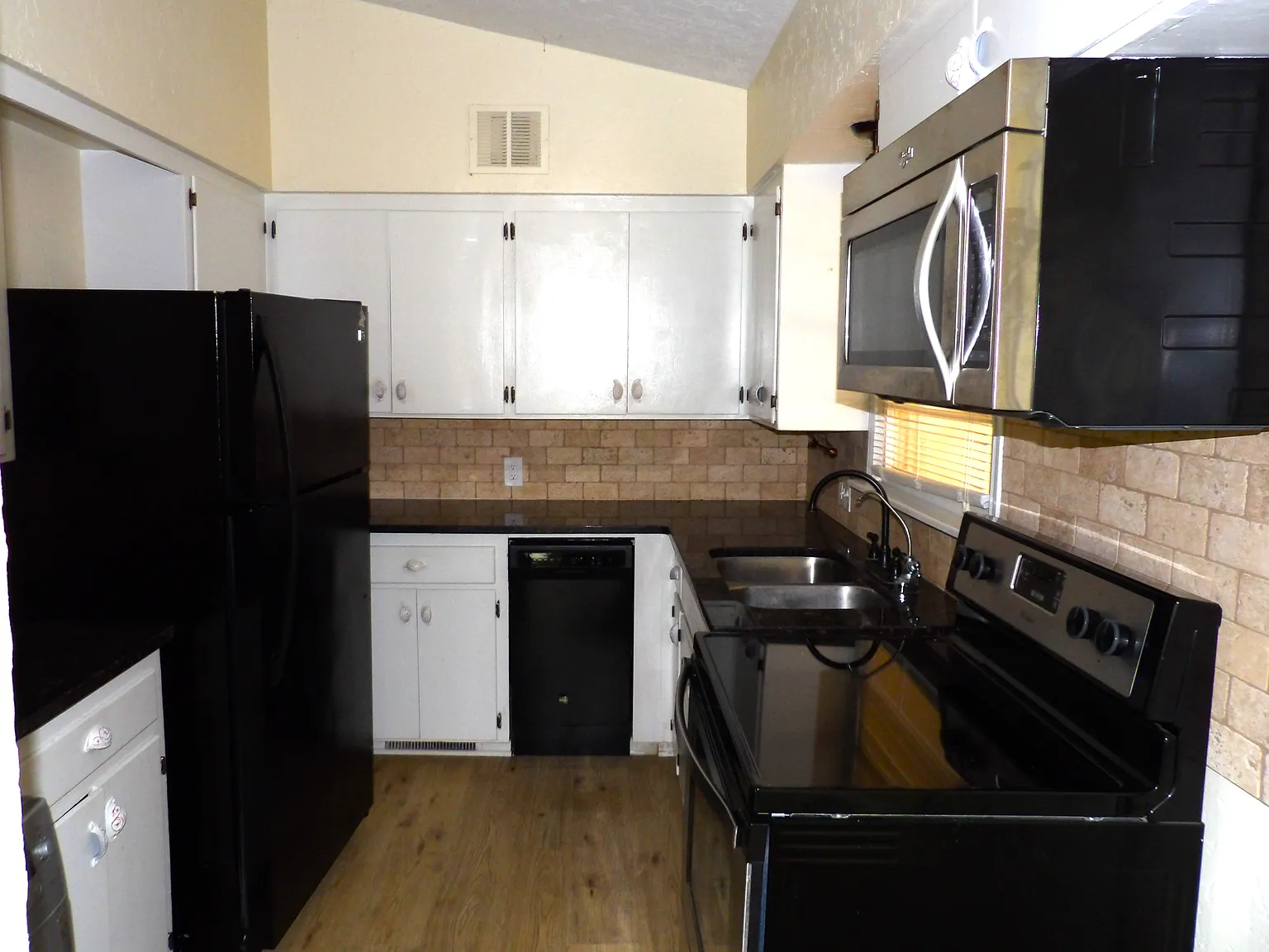 3 bed, 1059 sqft, $895 — Photo 3