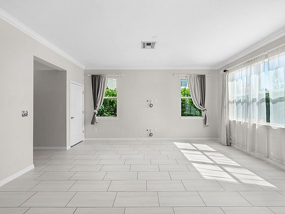 4th image of 1029 Eucalyptus Dr