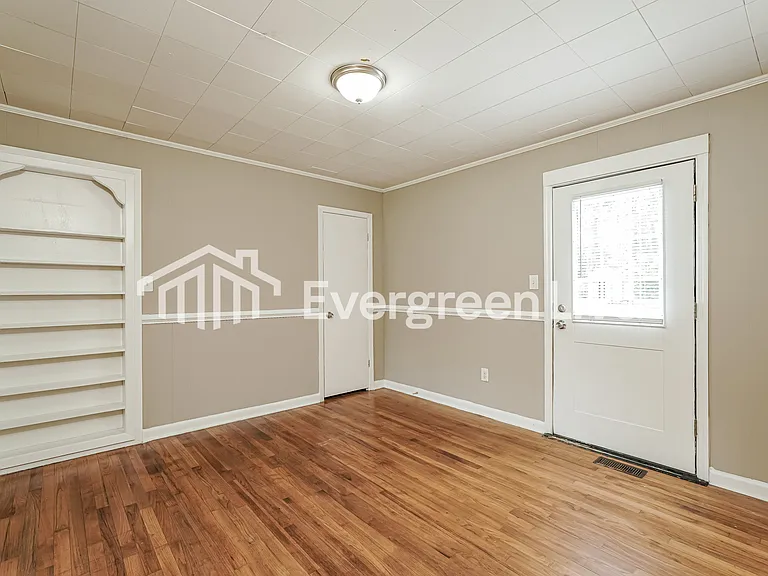 323 Marshall St — Photo 4