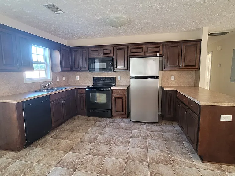 815 Mill Pond Dr — Photo 7