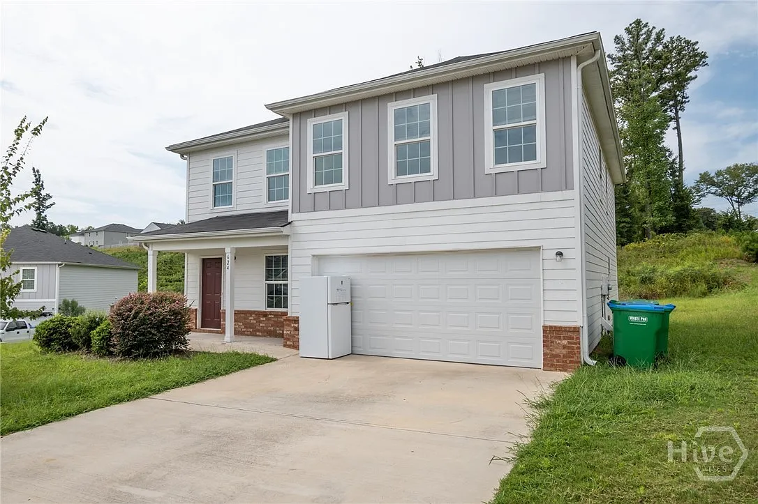 4 bed, 2.5 bath, 2341 sqft, $1,900 — Photo 4