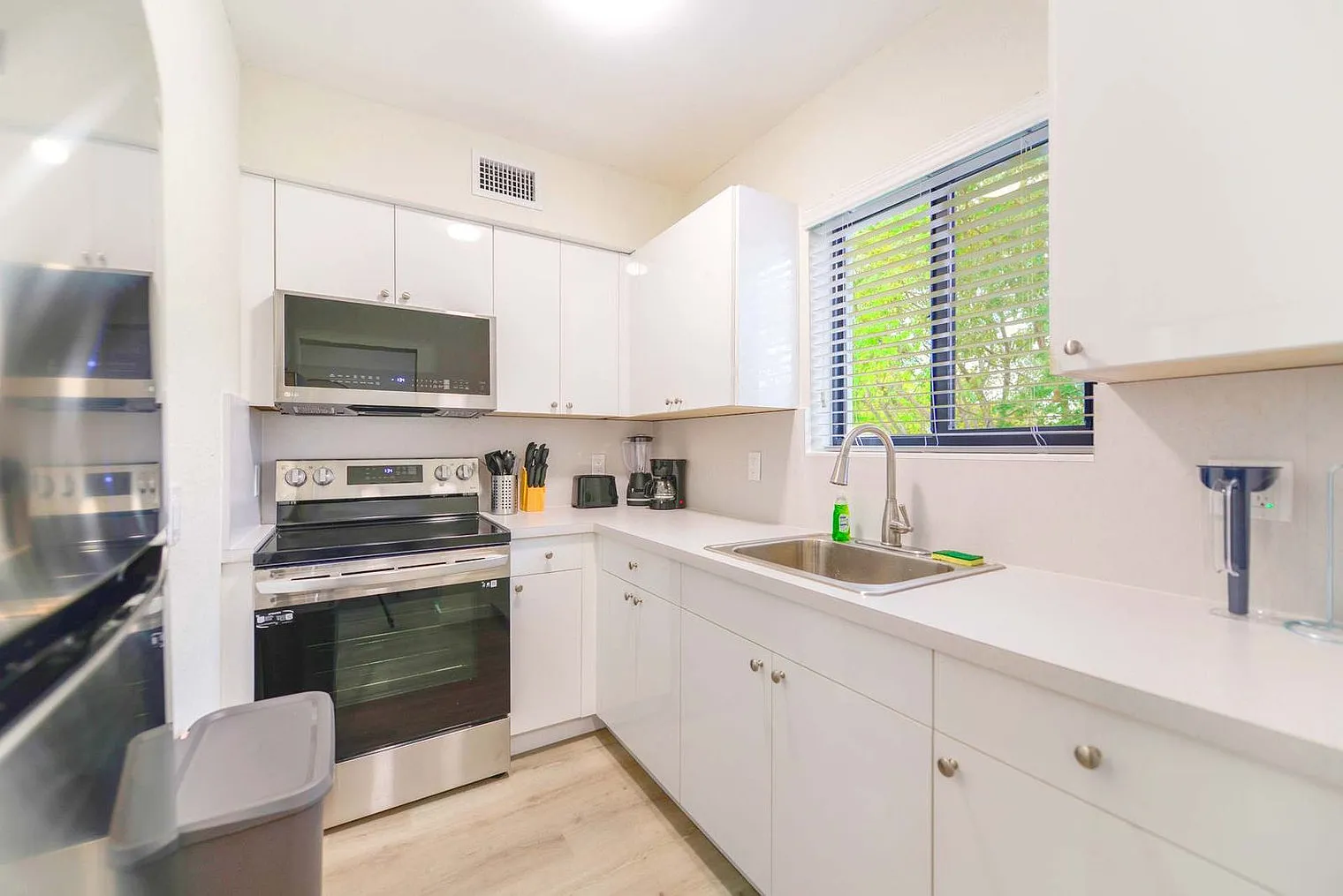 2 bed, 2.0 bath, 1270 sqft, $4,119 — Photo 3