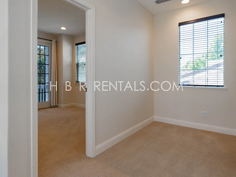 237 E Legacy Dr — Photo 17