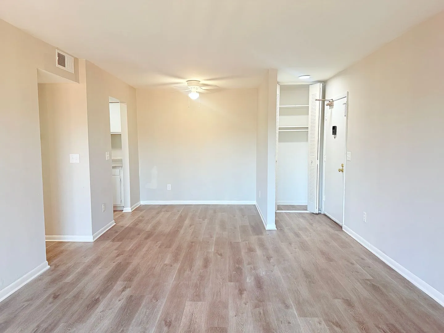 Large 2 bedroom! Move in Special — Photo 2